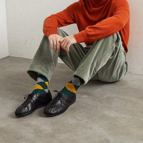 ドレッシーな面持ちに、軽やかな雰囲気を纏った新たなフラットシューズが登場!