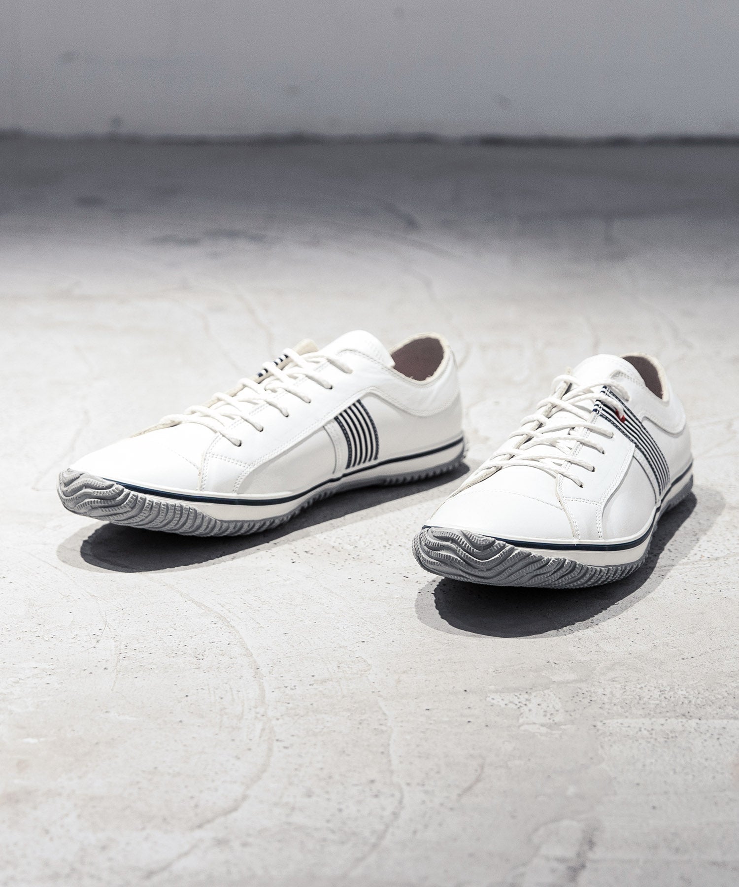 SP-168 White/Navy - SPINGLE