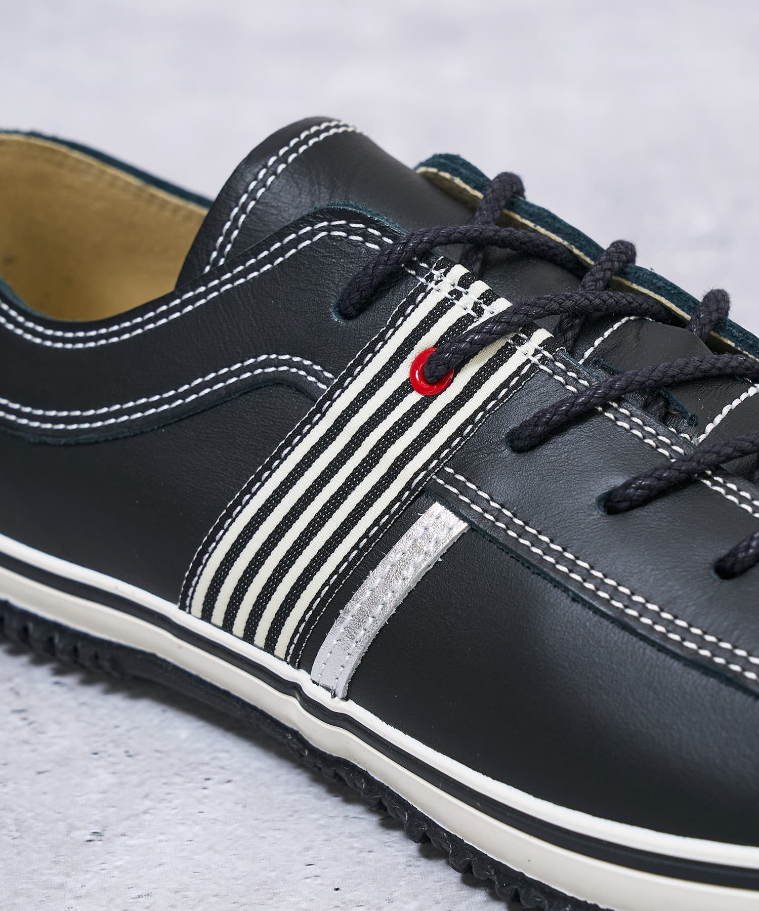 SP-168 Black/White